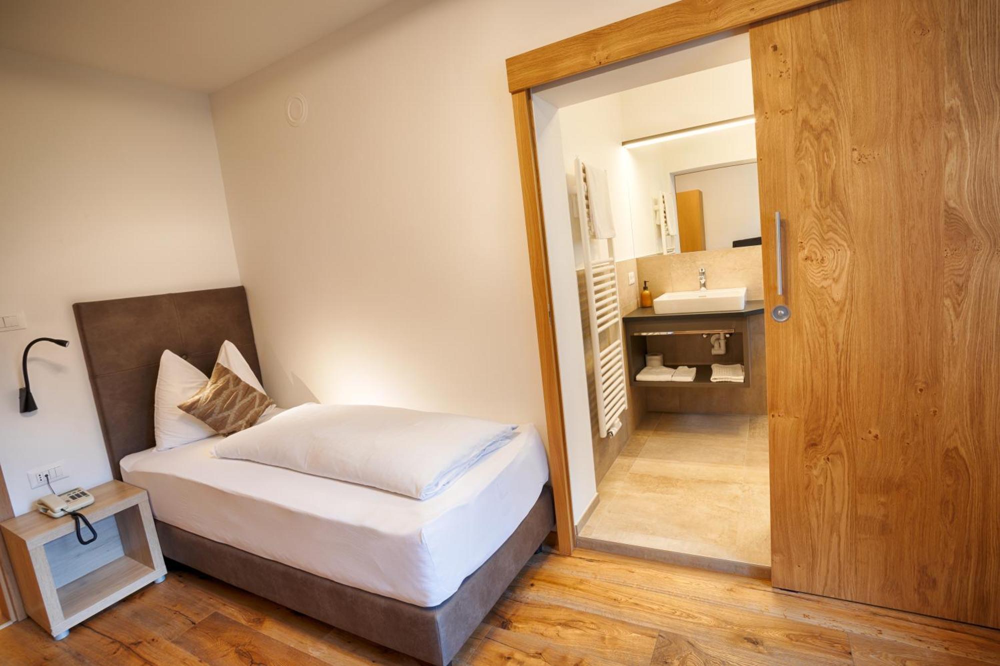 Hotel Lamm Naturns Bagian luar foto