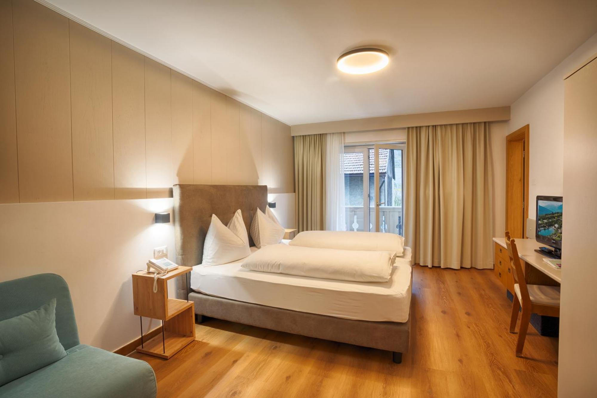 Hotel Lamm Naturns Bagian luar foto