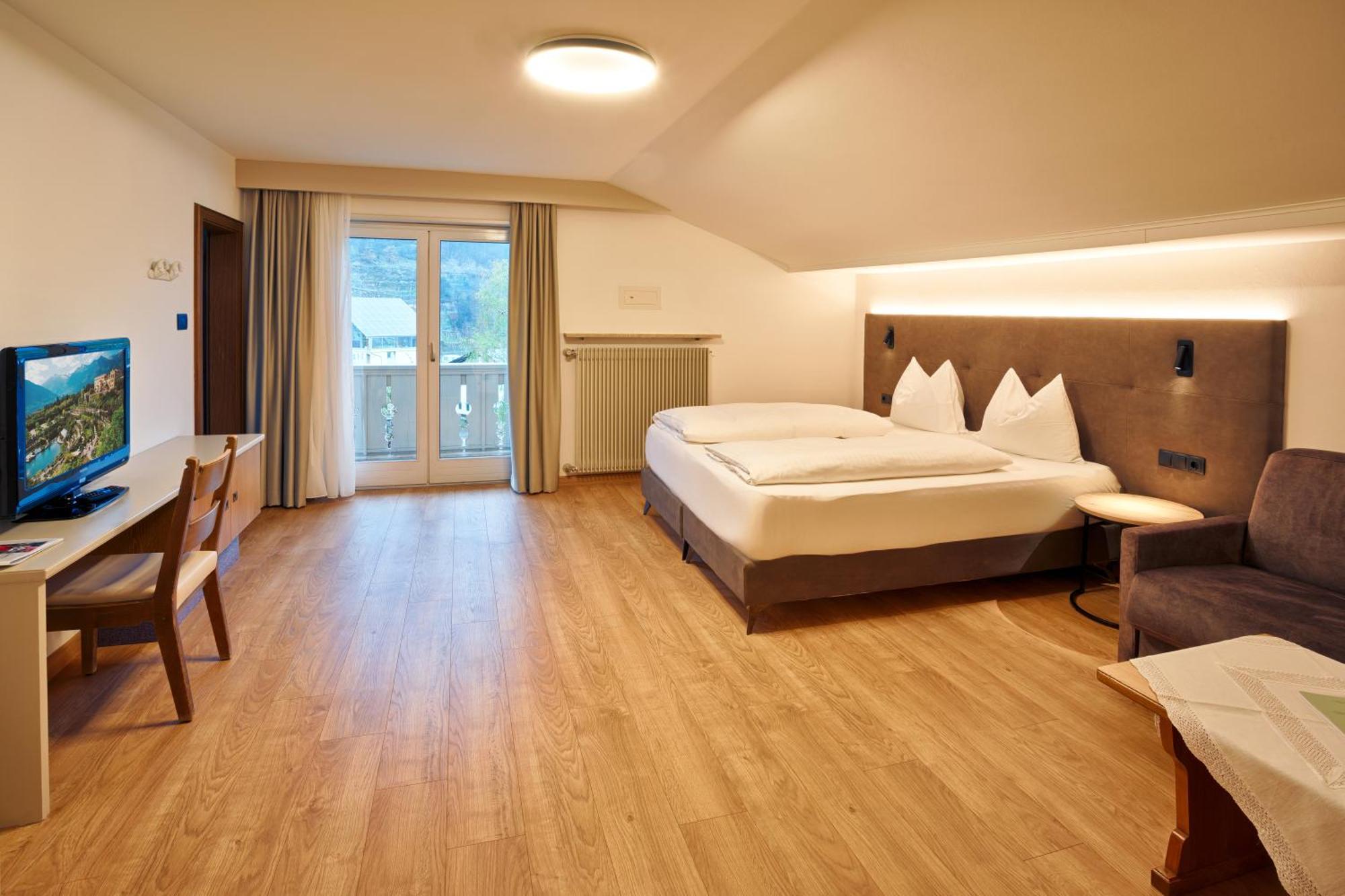 Hotel Lamm Naturns Bagian luar foto