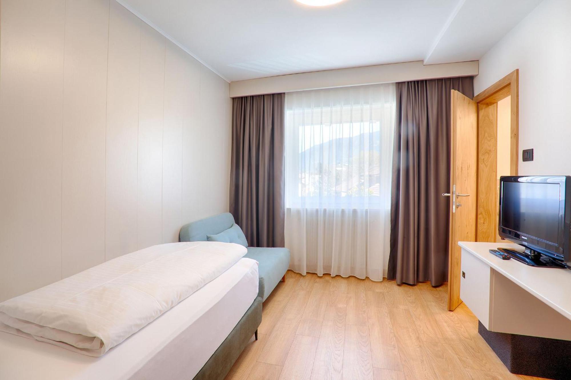 Hotel Lamm Naturns Bagian luar foto