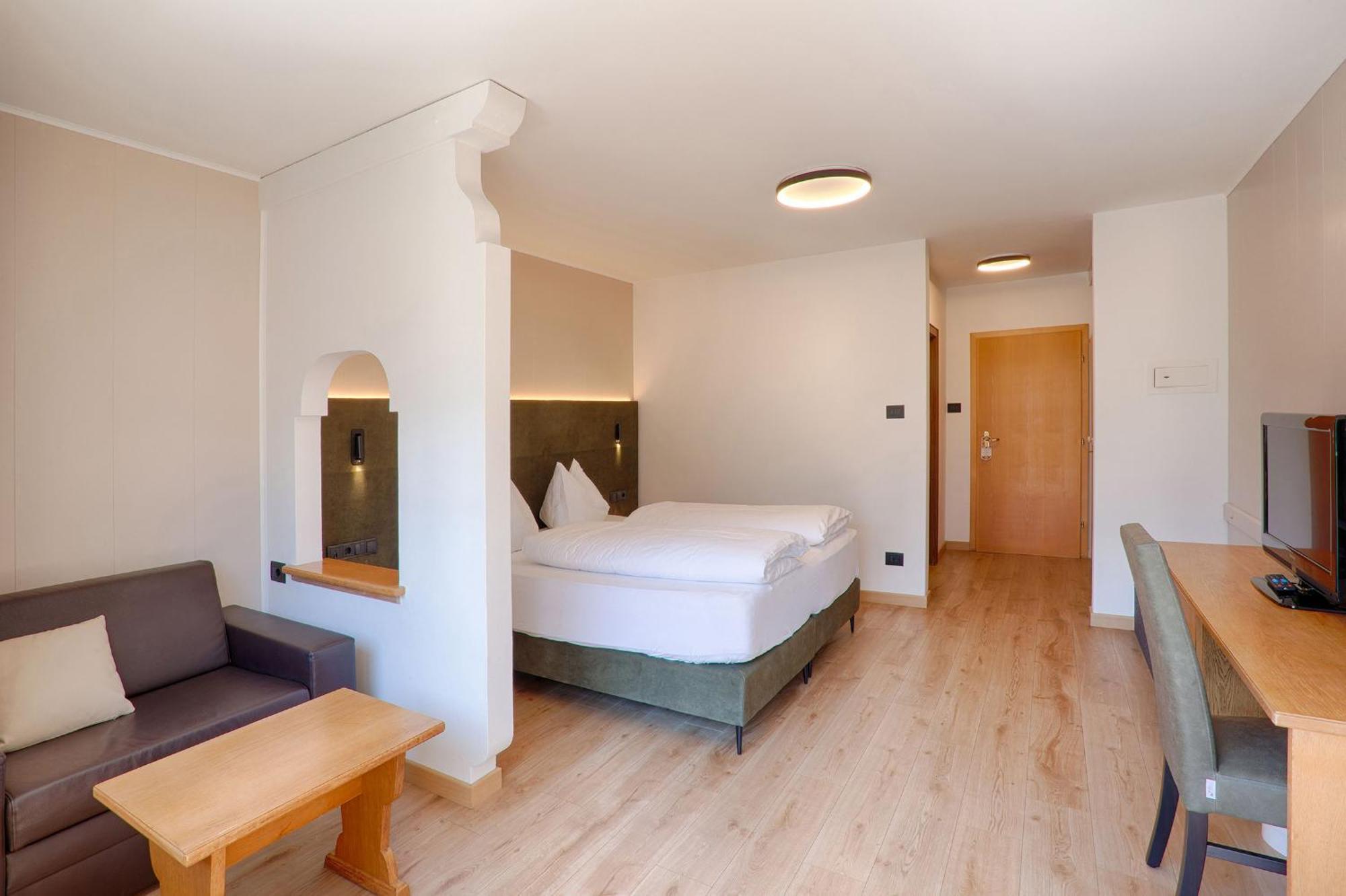 Hotel Lamm Naturns Bagian luar foto