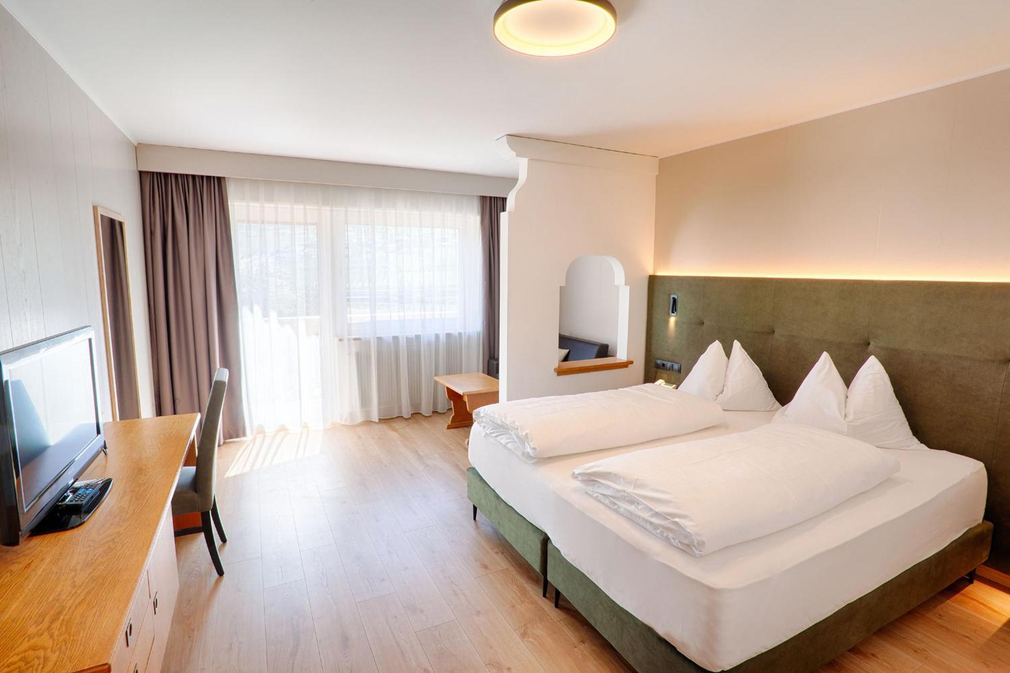 Hotel Lamm Naturns Bagian luar foto