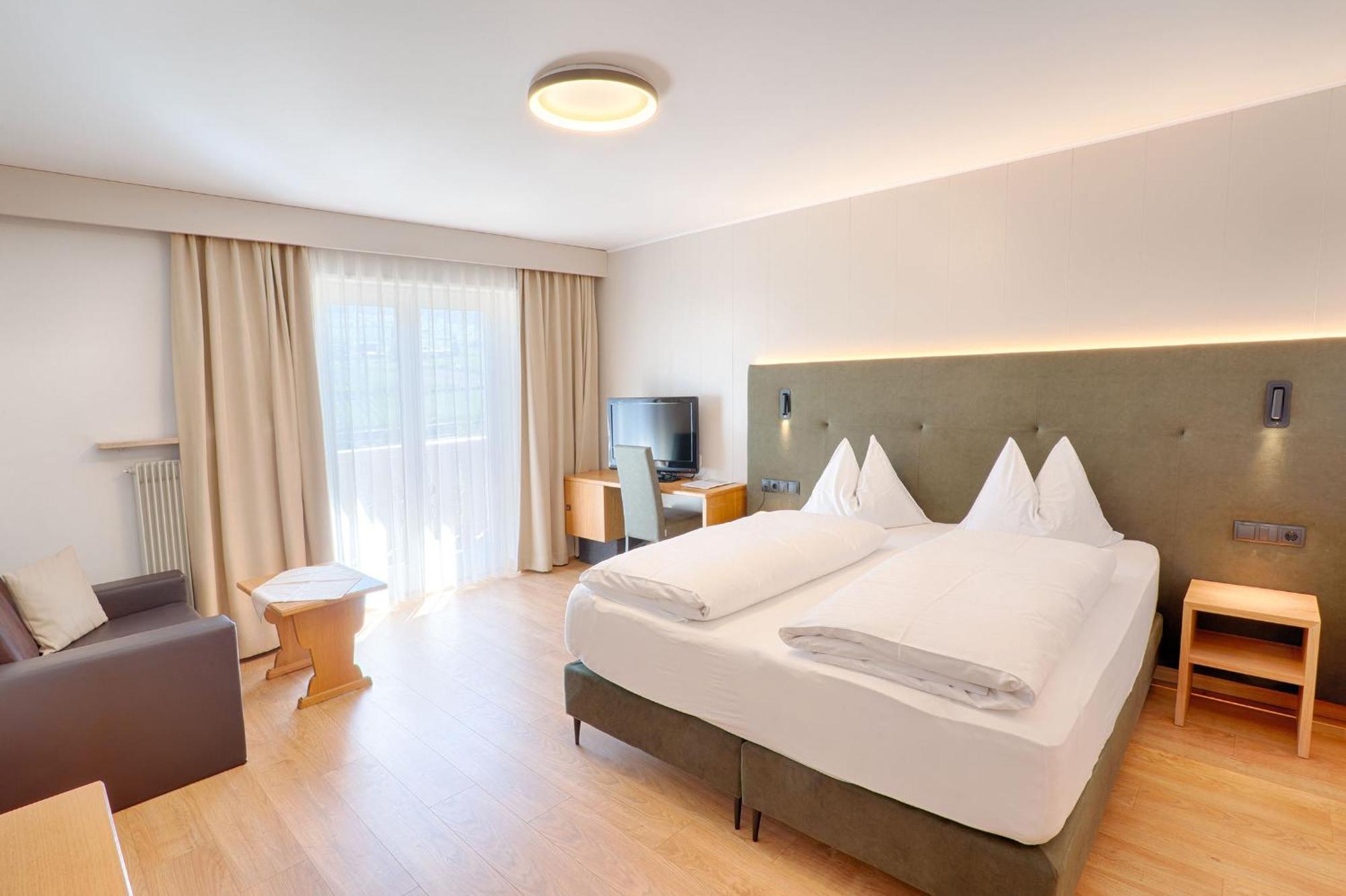 Hotel Lamm Naturns Bagian luar foto