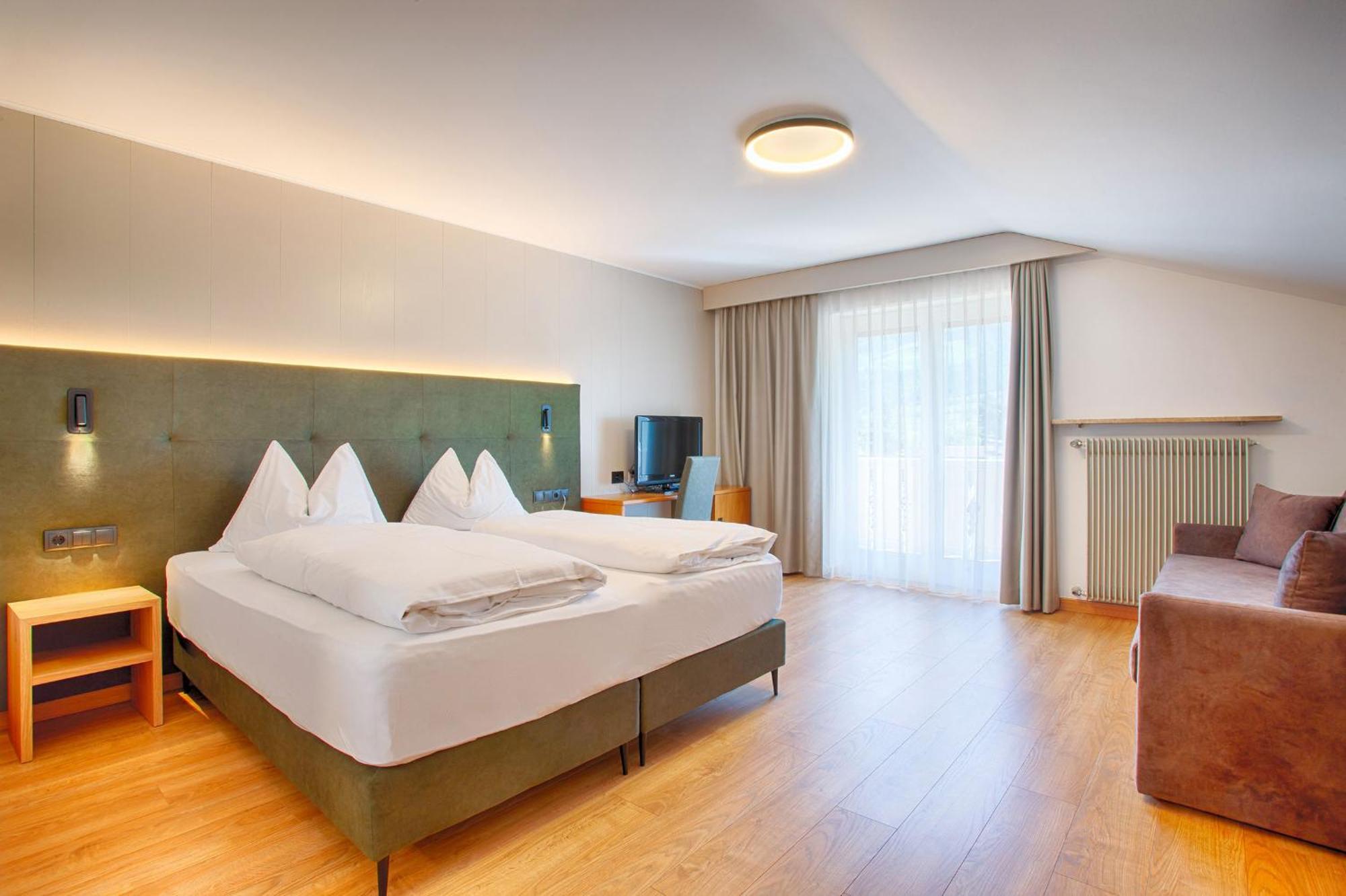 Hotel Lamm Naturns Bagian luar foto