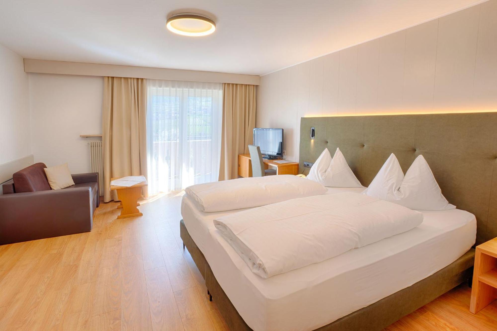 Hotel Lamm Naturns Bagian luar foto